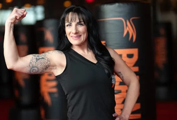 girl show biceps